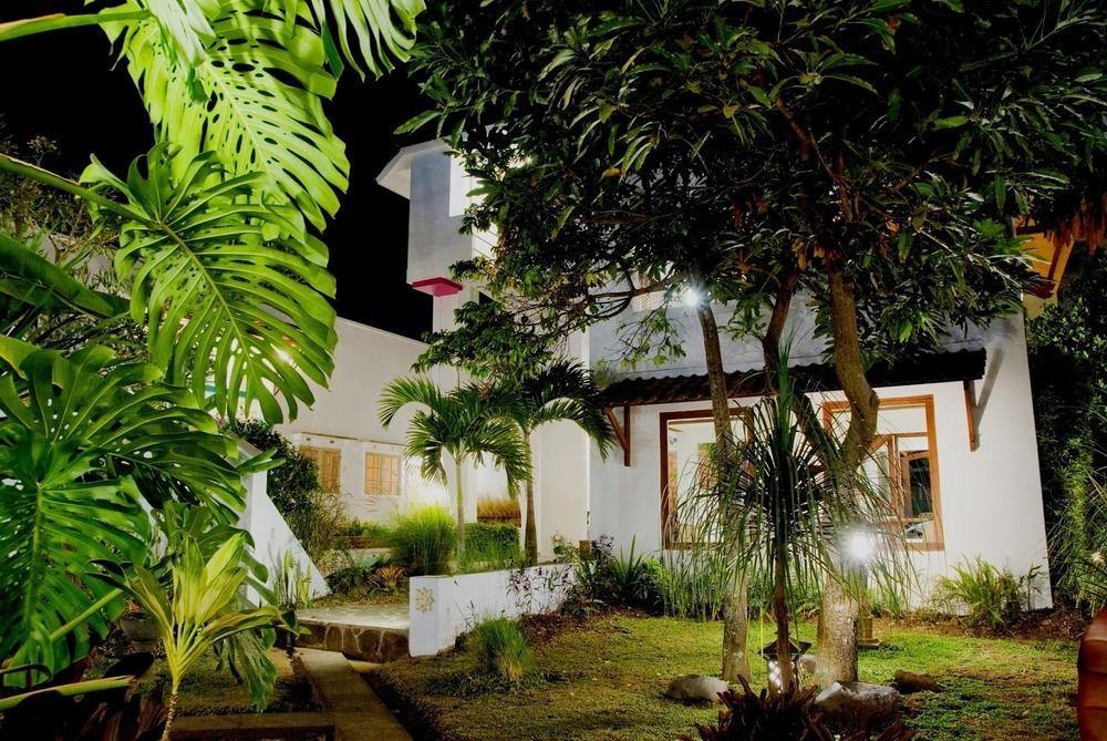 Family Hotel Gradia 2 Batu  Kültér fotó